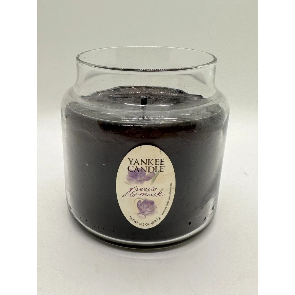 Yankee Candle 12.3 ‎ oz. Single Wick Candle Freesia & Musk Metal Candle Holder